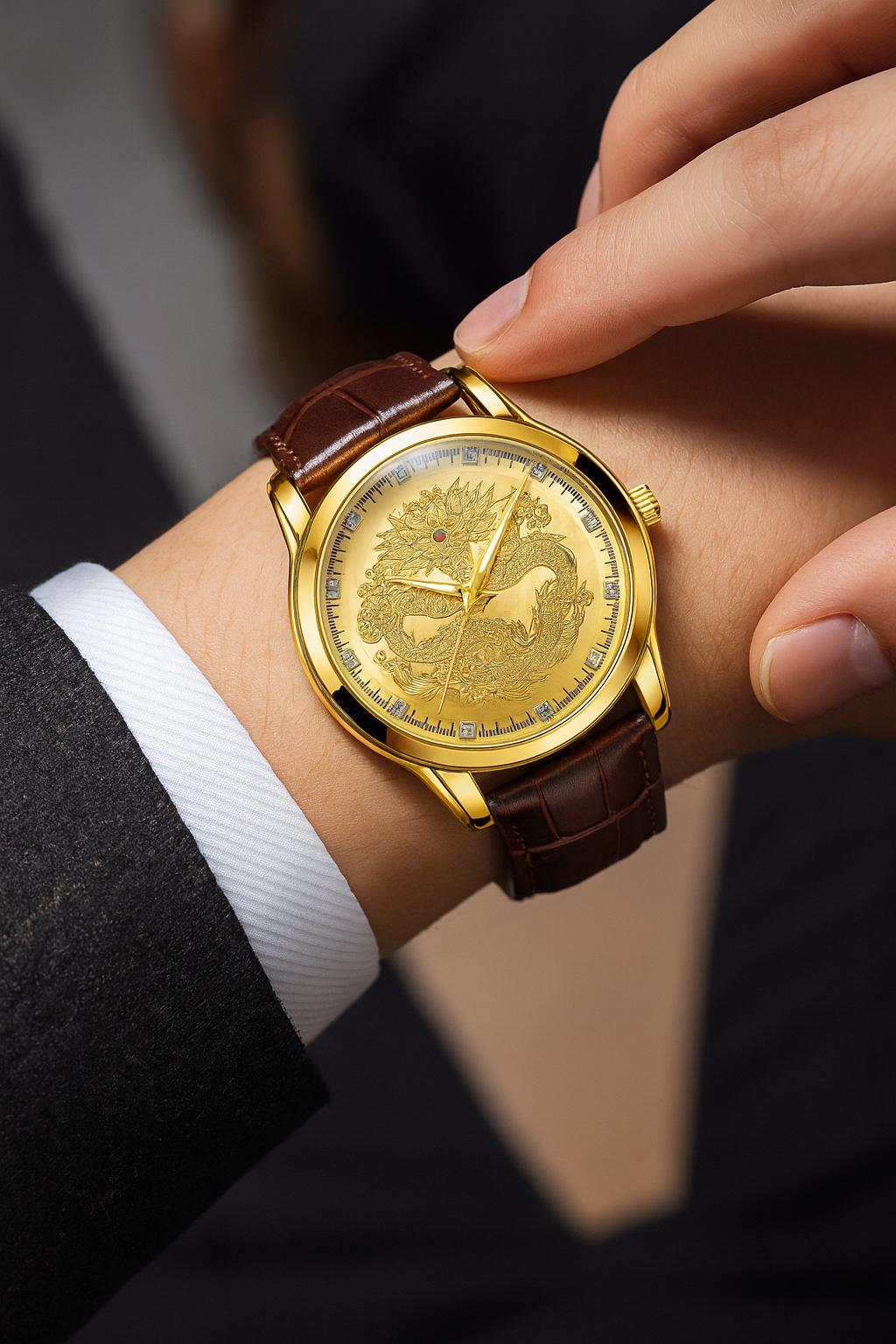 Men’s Gold Dragon Dial Quartz Watch – Leather Strap Business Gift Set | ساعة رجالية كوارتز بميناء تنين ذهبي — حزام جلد وطقم أعمال